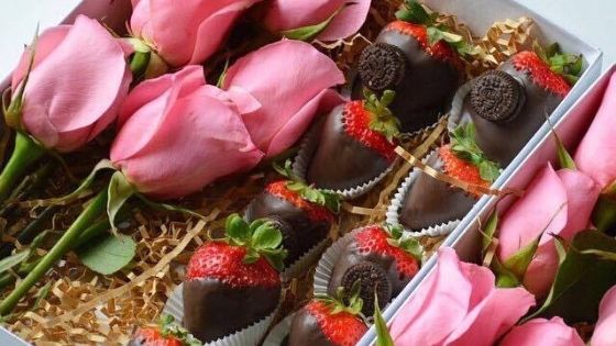 fresh stemmed roses and chocolate covered strawberry gift box. Ottawa Delivery 