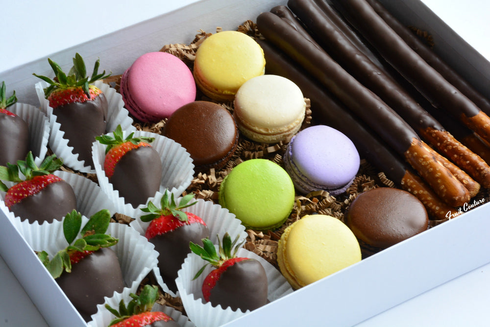 MACARON & CHOCOLATE DIPPED GIFT BOX